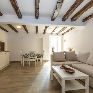 Nena- Sa Posebnim Ulazom U Prizemlju, Terasom I Zelenom Okucnicom Apartment Rakotule